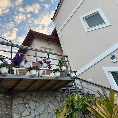 סרנדה Amazing Familiar Apartments And Rooms מראה חיצוני תמונה