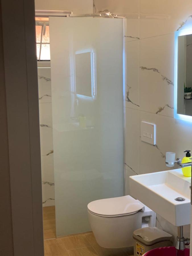 סרנדה Amazing Familiar Apartments And Rooms מראה חיצוני תמונה