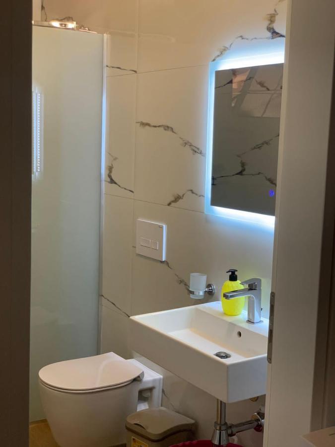 סרנדה Amazing Familiar Apartments And Rooms מראה חיצוני תמונה