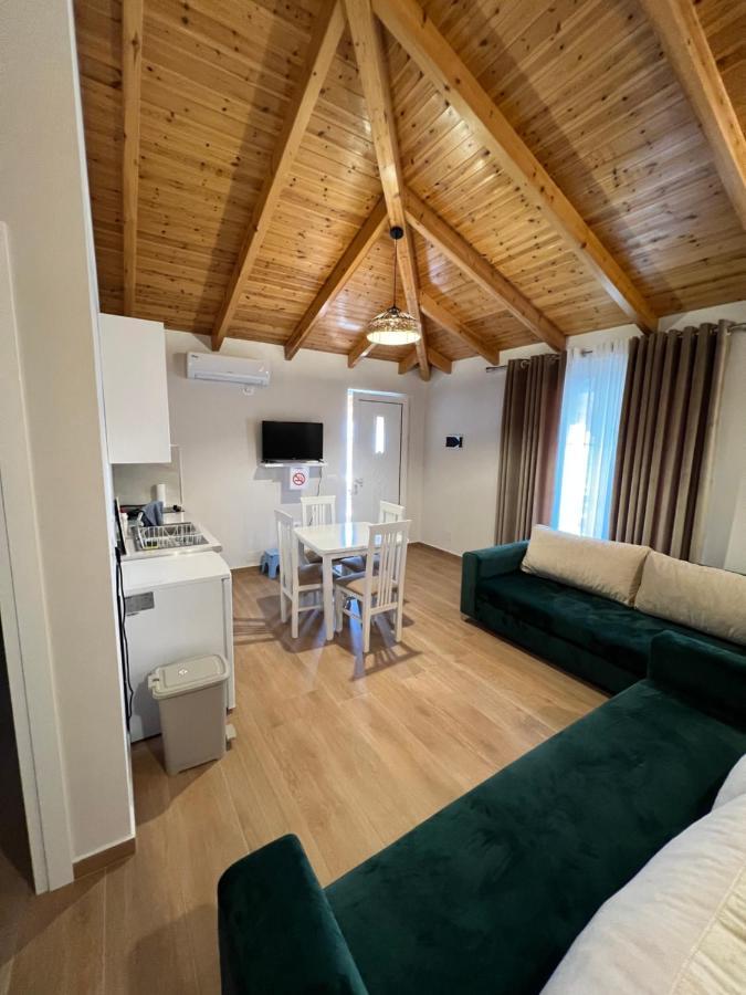 סרנדה Amazing Familiar Apartments And Rooms מראה חיצוני תמונה