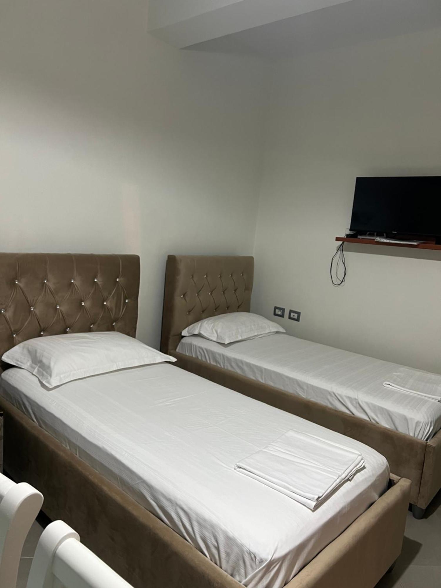 סרנדה Amazing Familiar Apartments And Rooms מראה חיצוני תמונה
